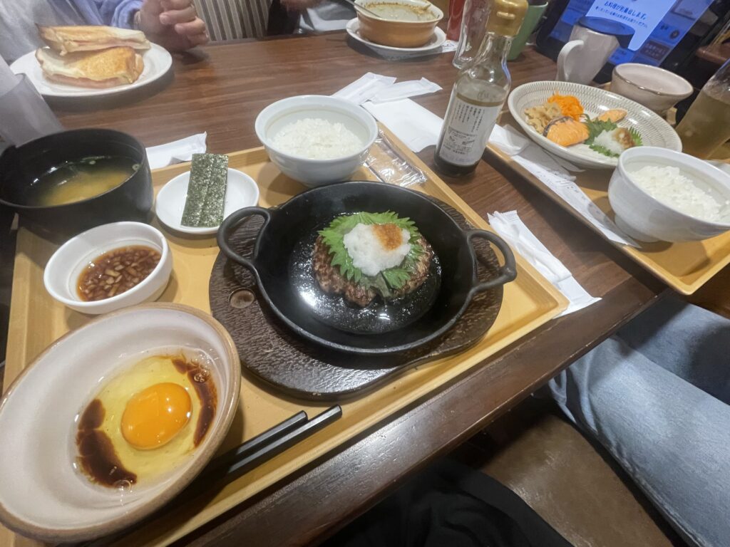 ジョナサンのモーニング。ハンバーグ定食や焼鮭定食、フレンチトーストやドリアなどが並んでいる。