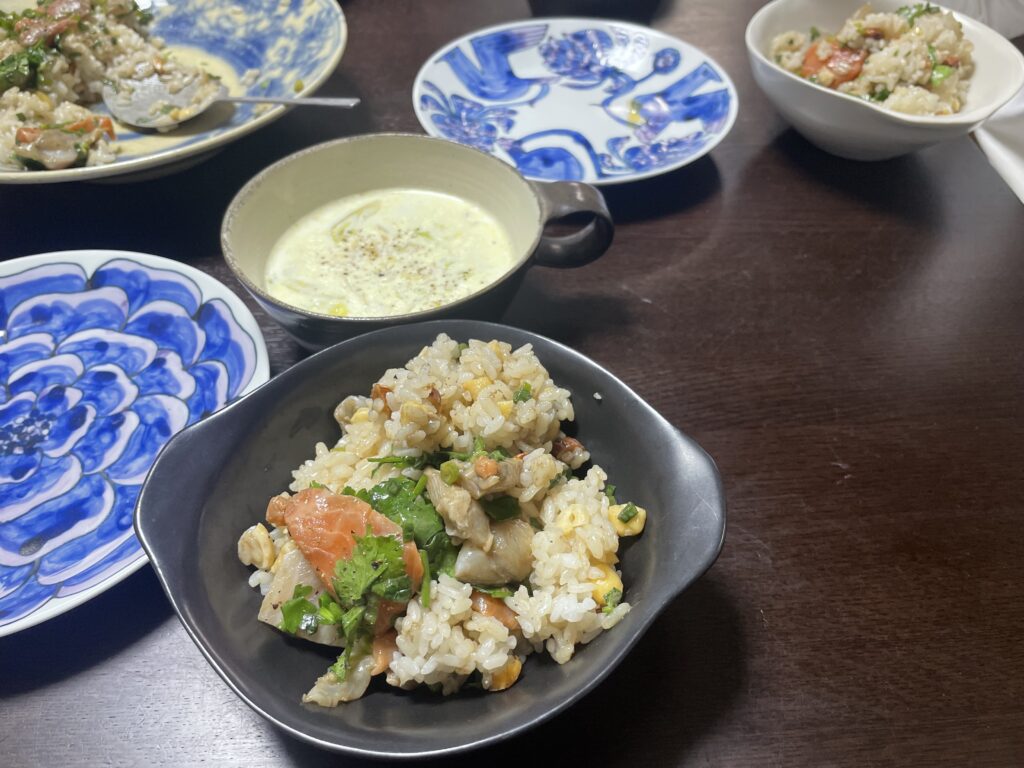 ワタナベマキさんレシピ「お刺し身、香菜、ナッツのエスニックごはん」を40代主婦が作り、取り皿に取り分けた後の写真。