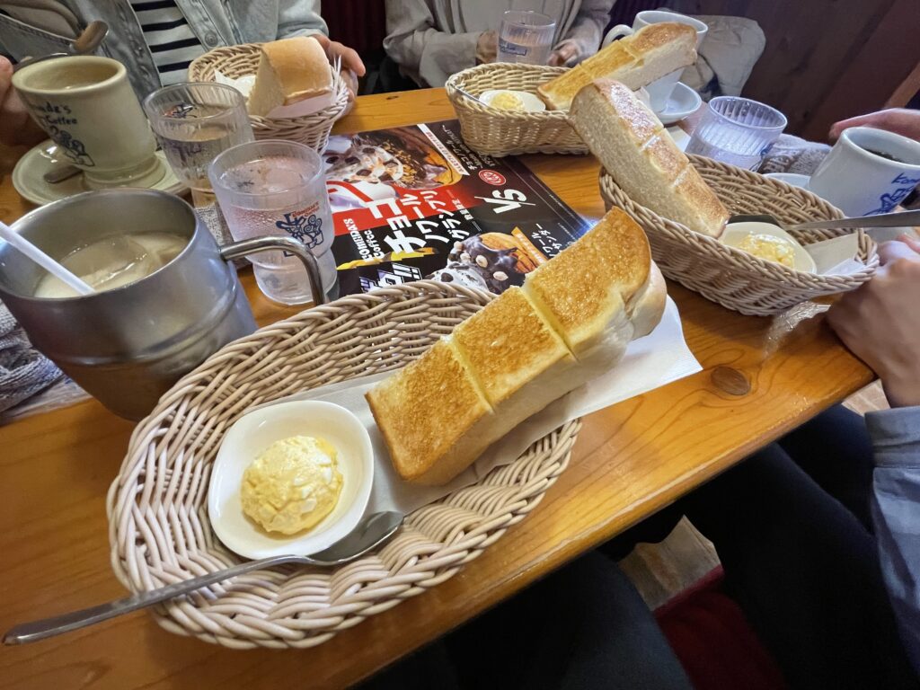 コメダ珈琲店のモーニングサービス、4人分。