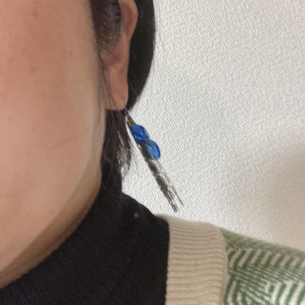 LEE100人隊が作った小さな石のピアス