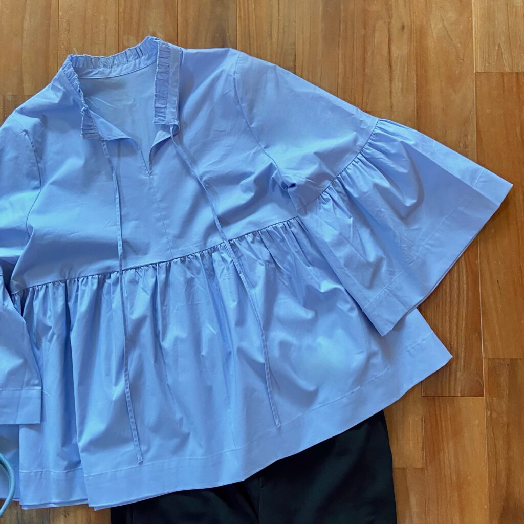 コットンブロード フリルネックブラウス　アンフィーロ　ANFILO