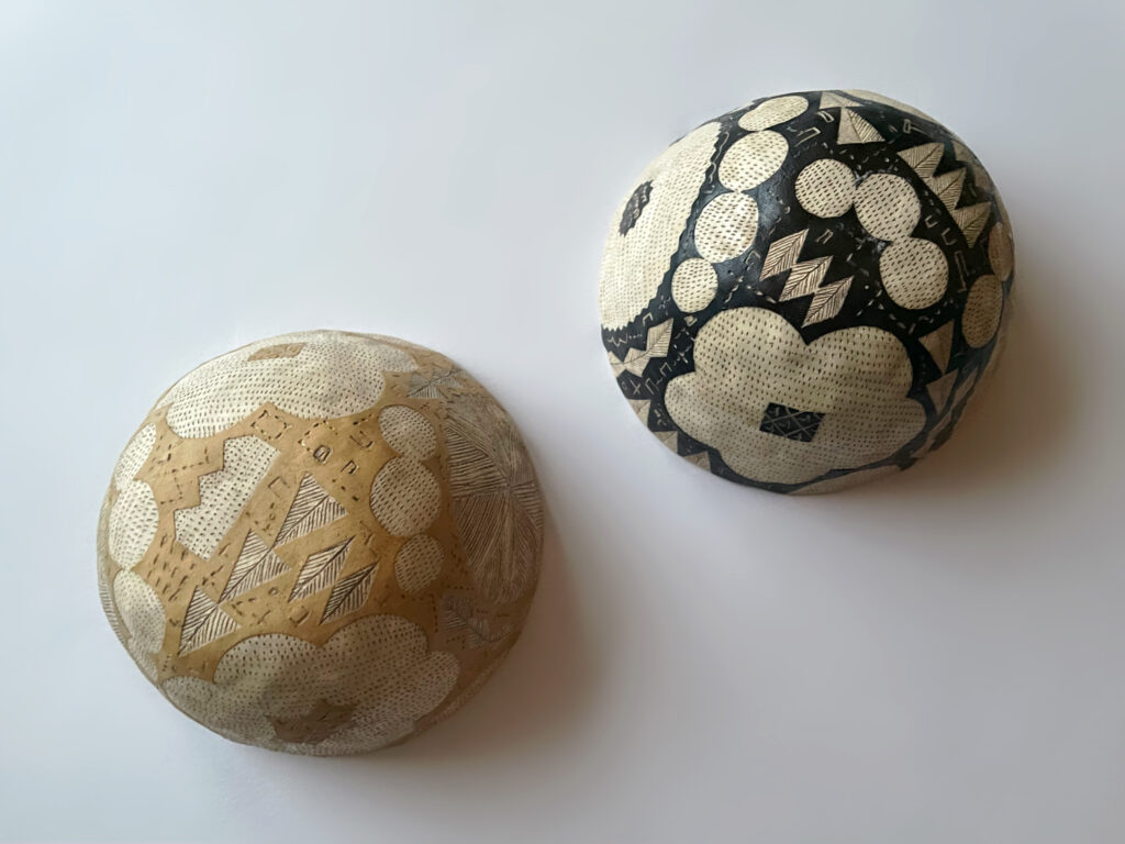 佐藤尚理さん作のボウル2点を裏返しにして撮影。幾何学模様、雲やお花のような図案が施され、左はイエロー系、右は黒を基調としたデザイン。