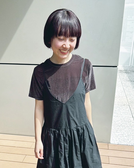 編集カベコ　MIESROHEのコンパクトベロアTのコーデ