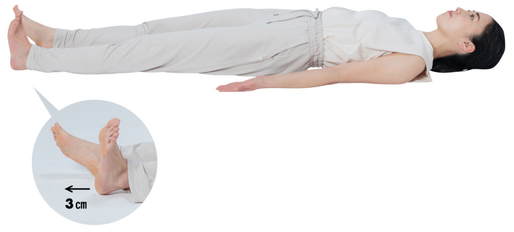 仰向けに寝て、短いほうの足のかかとを「３㎝伸ばす」イメージで押し出す