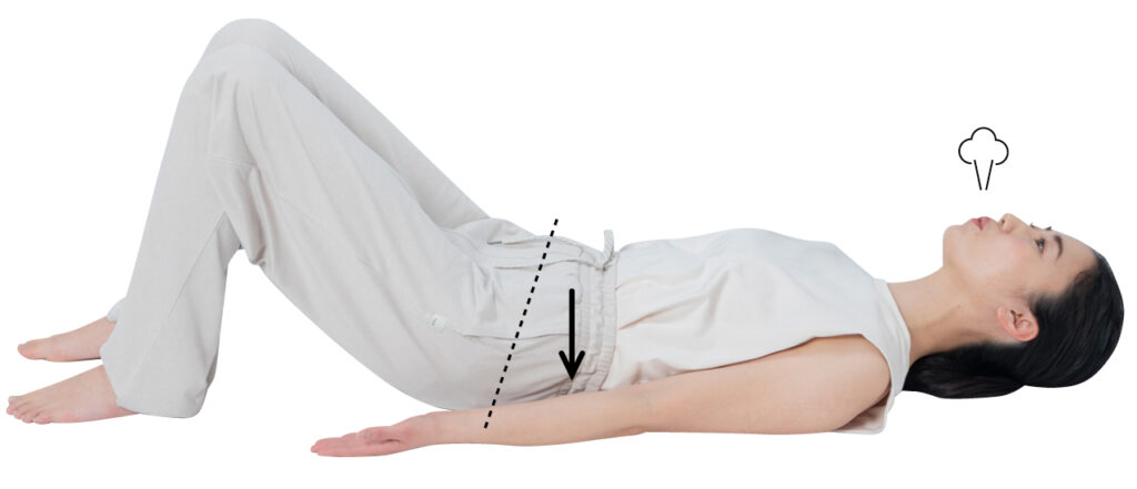 1の後傾をキープしたまま、腰を床に下ろし、おへそを床方向に沈める