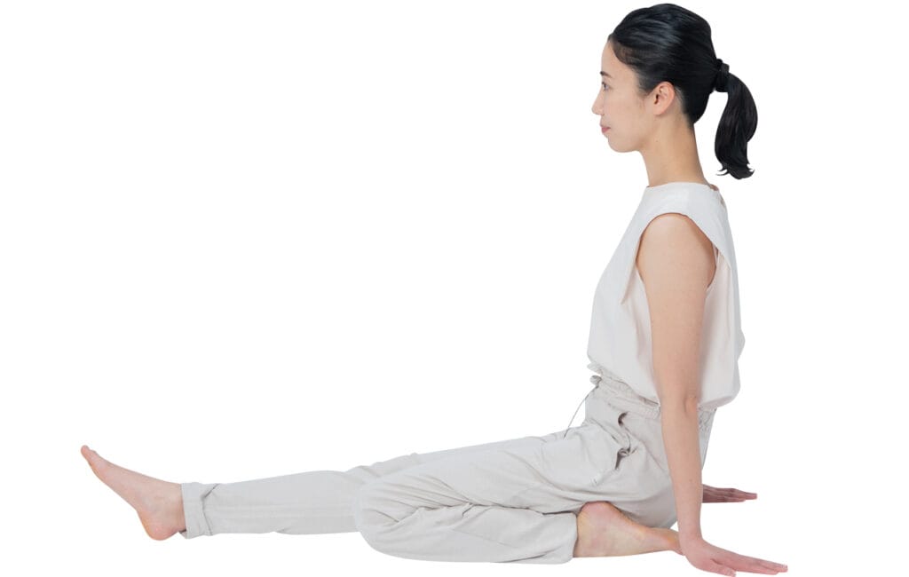 脚を伸ばして座り、片方だけひざを曲げる