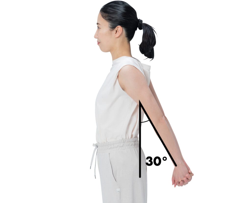 背中側で両手の指を組み、手のひらを合わせたまま上に向かって手を引き上げる