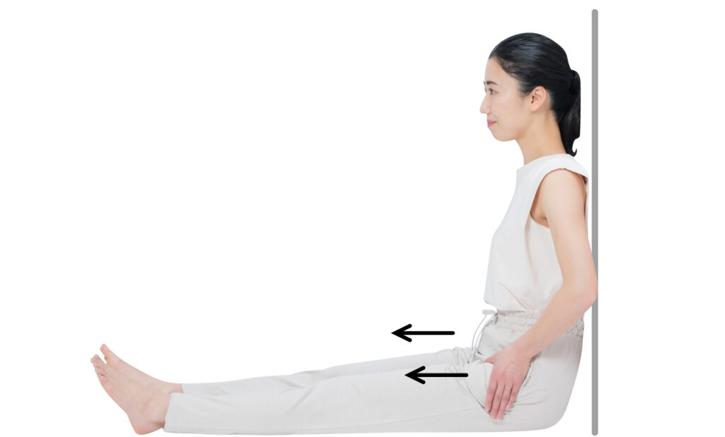 壁に背中をつけて、股関節が90度になるように脚を伸ばす