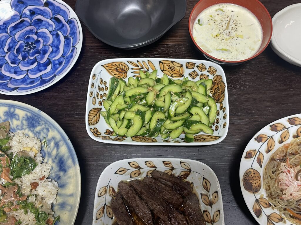 LEE100人隊TBはなが作った、コウケンテツさんのレシピによる、きゅうりナムルや牛肉ソテー、ビビンバ風ごはん、春雨サラダ、クリームスープが並ぶ夕食の食卓。