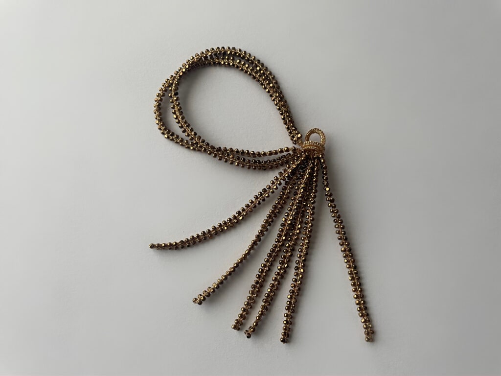 FUA accessoryのtruthシリーズのブレスレットの一部を組み合わせ、タッセル部分を際立たせたアレンジ写真