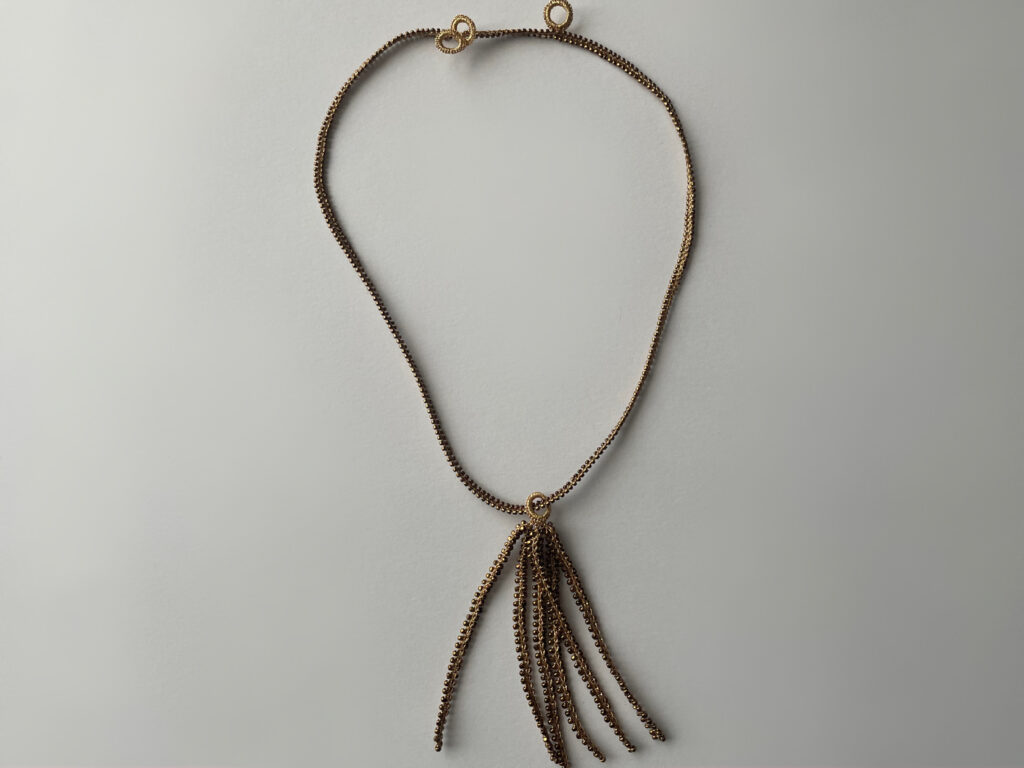 FUA accessoryのtruthシリーズのネックレスとブレスレットのタッセルを組み合わせた着用前のアレンジ例