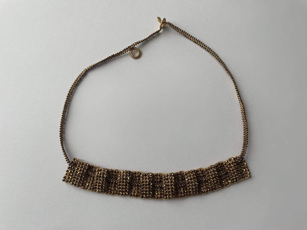 FUA accessoryのtruthシリーズのブレスレットとネックレスを組み合わせて一連のアクセサリーとして平置きした写真