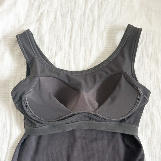 ブラデリスのブラ付きタンクのバスト部分アップの写真