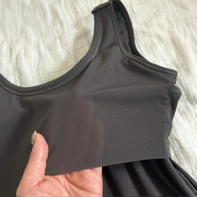 ブラデリスのブラ付きタンクの背面のアップ写真