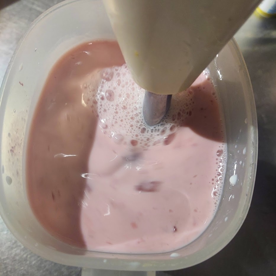 ハンドブレンダー　苺ジュース　スムージー