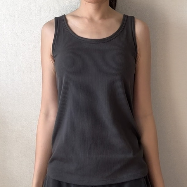 ブラデリスのブラ付きタンクを着用した写真