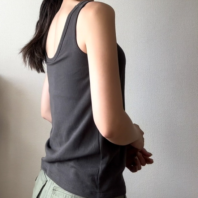 ブラデリスのブラ付きタンクを着用した背面の写真