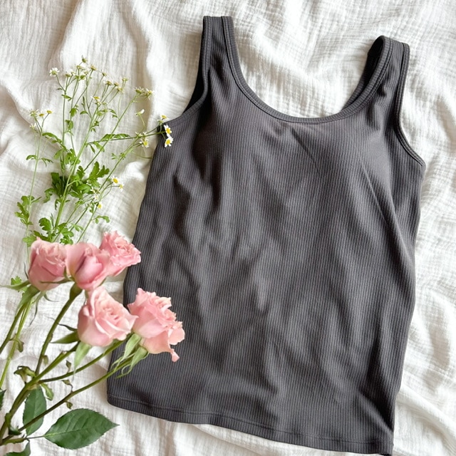 ブラデリスのブラ付きタンクとお花の写真