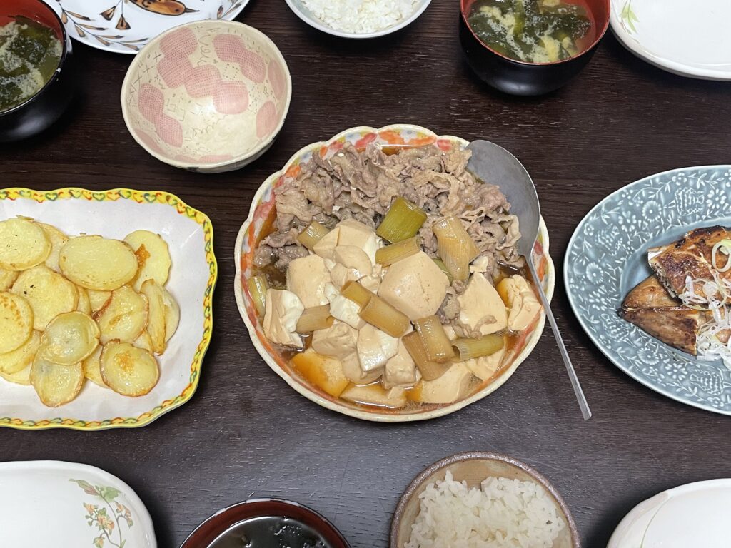 40代主婦が長谷川あかりさんのレシピで作ってみた「しょうゆのみ肉豆腐」。長ねぎと牛肉、絹ごし豆腐が入っている。サバのみりん干しや、じゃがいもの副菜が並んだ食卓。