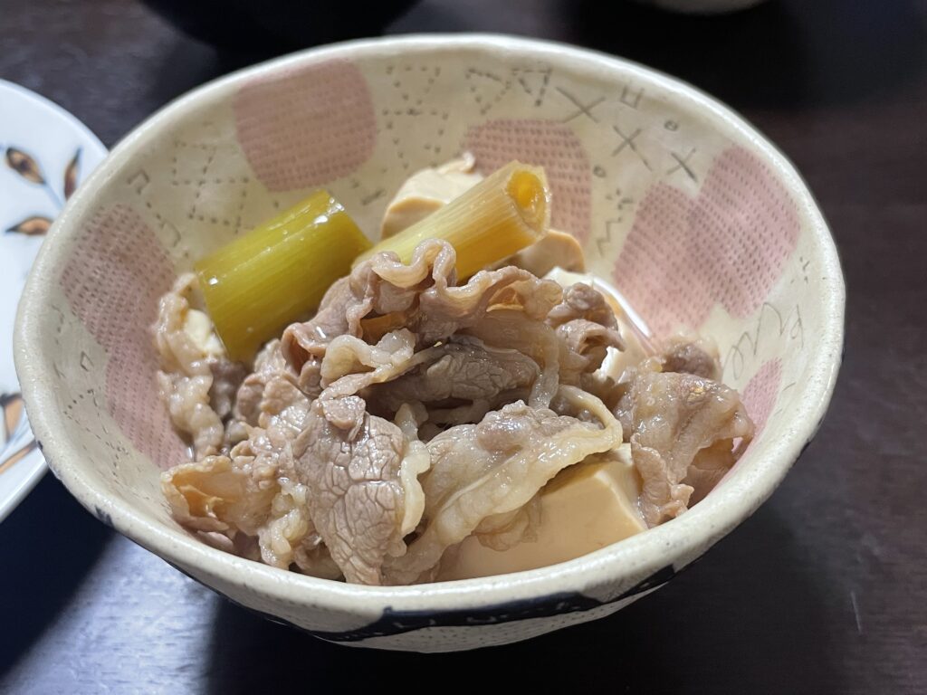 長谷川あかりさんのレシピで40代主婦が作った「しょうゆのみ肉豆腐」を取り鉢に盛った様子。