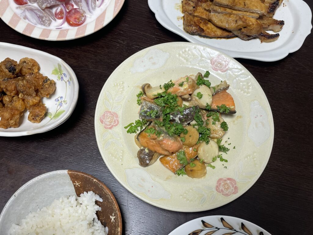 本多理恵子さんのレシピ「サケのバタポン炒め」を40代主婦が作ってみた写真。中村かりんさん作陶のボウルに盛付けしている。