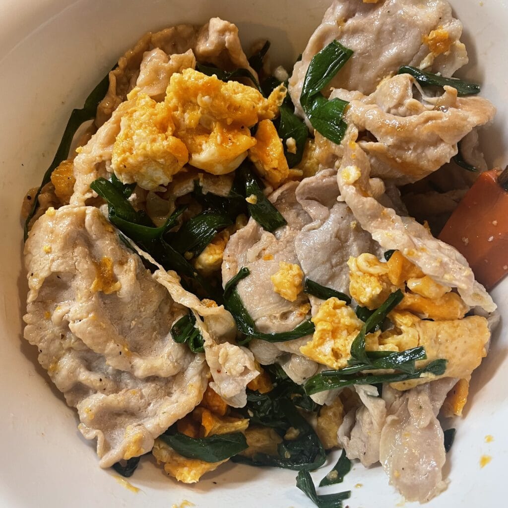 長谷川あかりさんのレシピの「ボウルで作るニラ玉」を40代主婦が作ってみた、ボウルの中の写真。