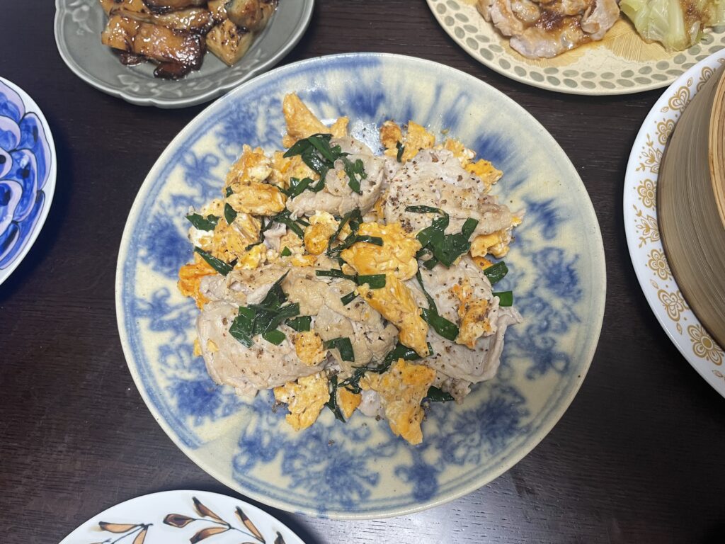 長谷川あかりさんのレシピ「ボウルで作るにら玉」を40代主婦が作ってみて、大皿に盛った様子。