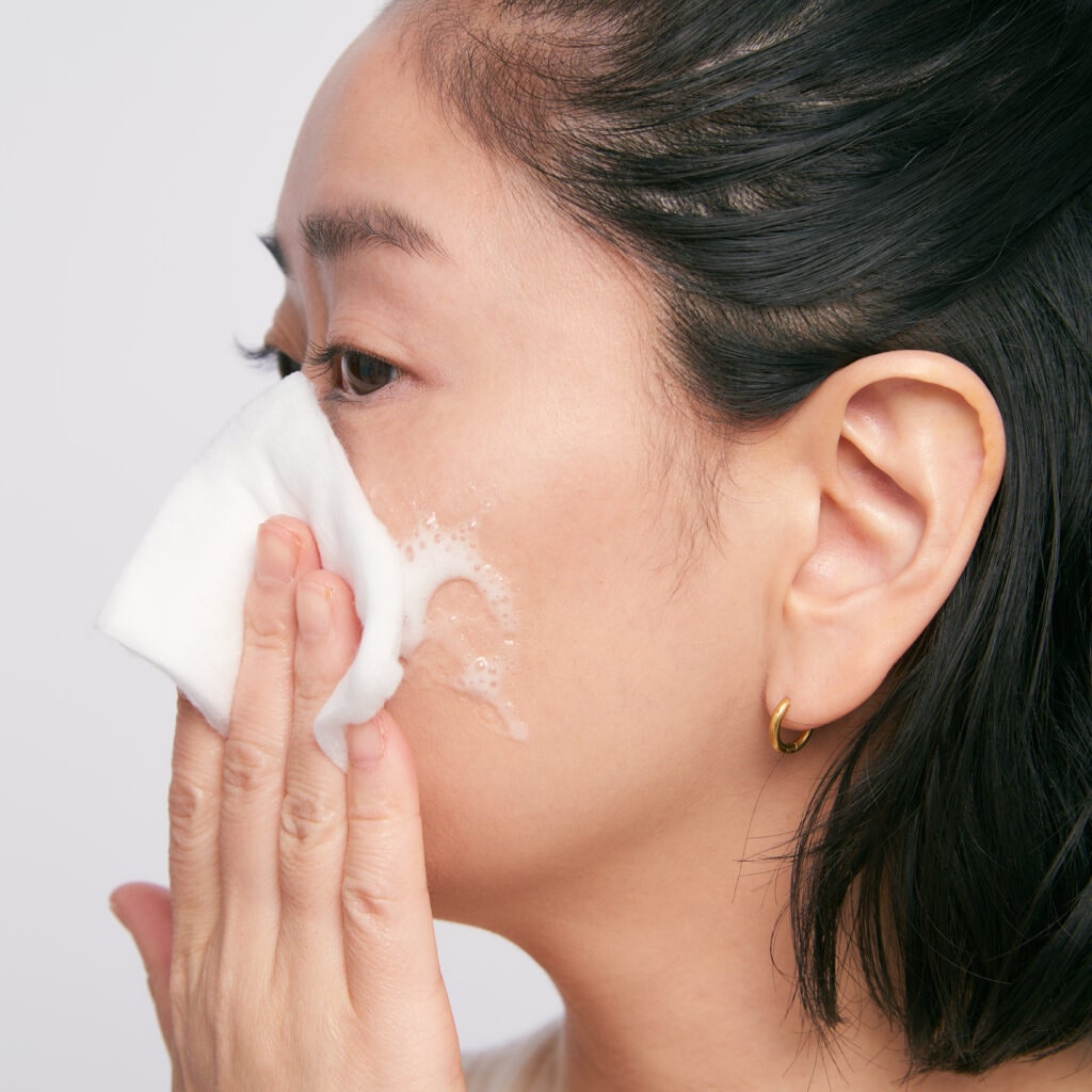 顔全体に広げて、指先でマッサージするようになじませて、コットンでやさしくふきとります。