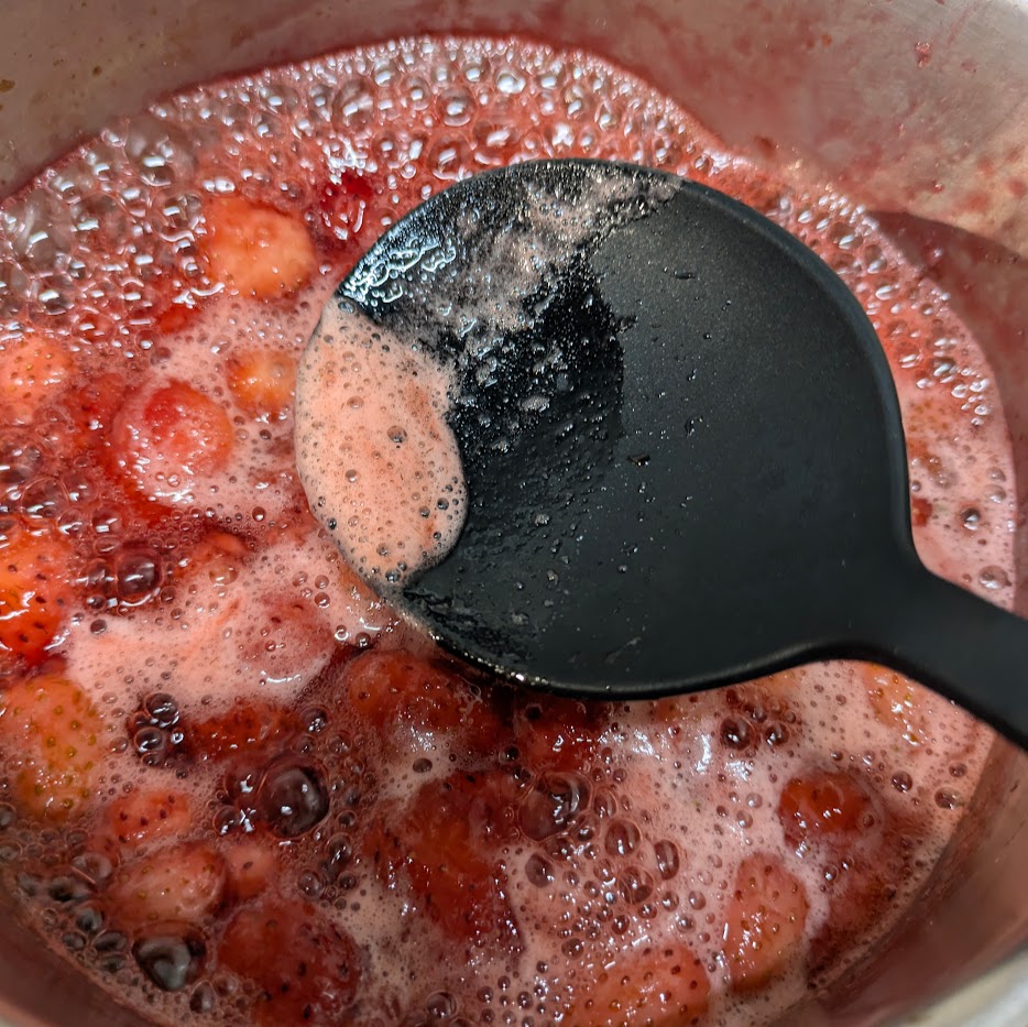 あくとり いちごソース アイスクリーム作り