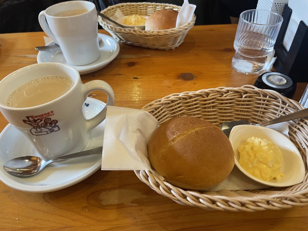 コメダ珈琲店のモーニングサービス、ミルクコーヒーにローブパンとマーガリン、手作りたまごペースト。