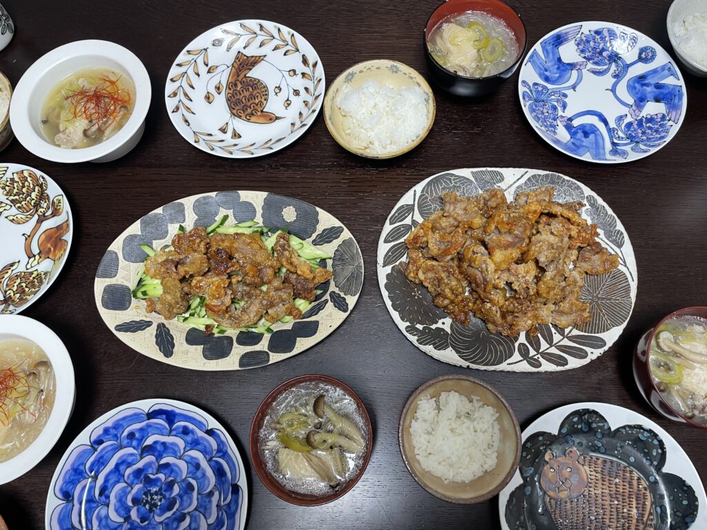 長谷川あかりさんのレシピ「豚こま肉のカリカリ甘味噌絡め」を40代主婦が作ってみた時の食卓写真。鹿児島睦さん作陶の草花模様の図案の器や、佐藤尚理さん作陶の草花模様の器に盛っている。