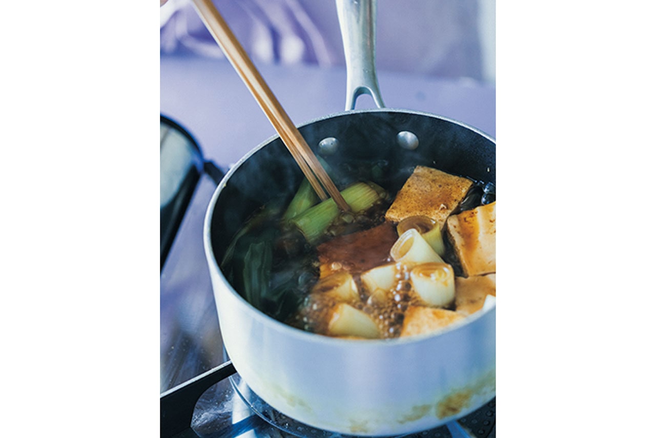 ねぎの青い部分を入れるのは、たっぷり甘味が出るから。煮ている途中で煮汁に沈め、甘味を全体に広げる