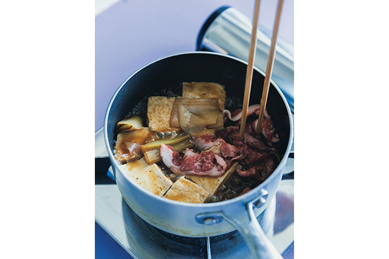 牛肉はやわらかく仕上げたいので、なるべく重ならないように入れ、色が変わる程度にさっと火を通す