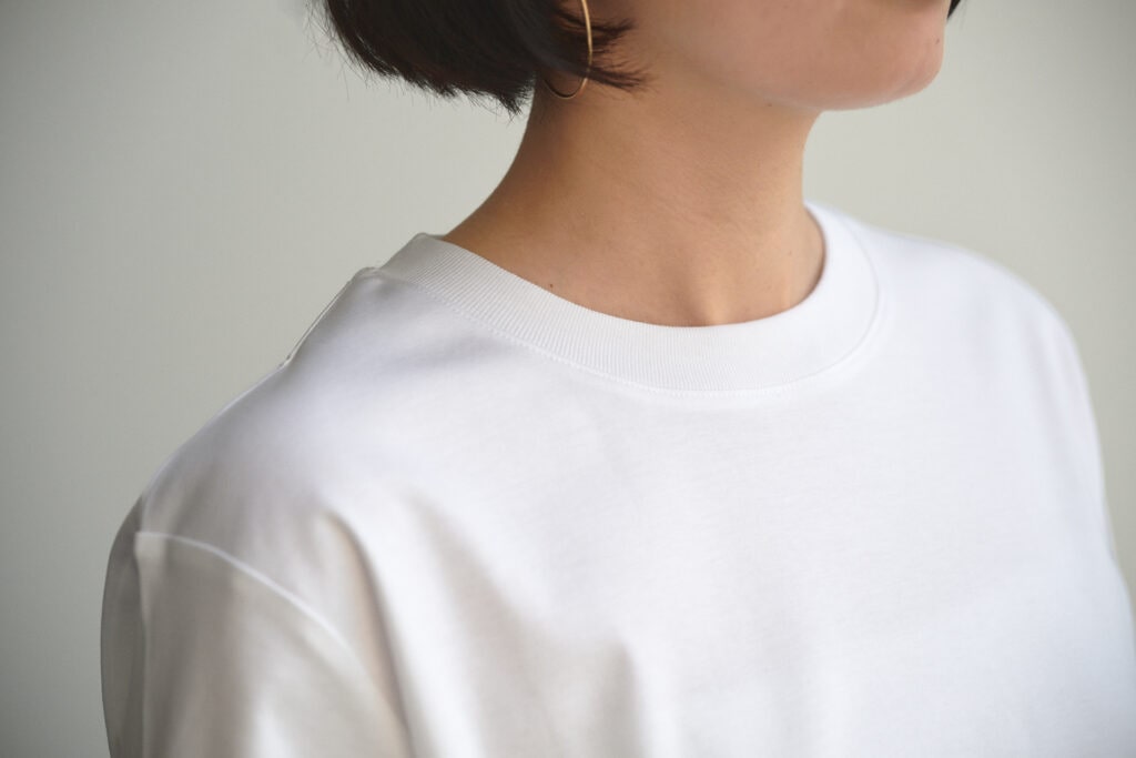 無印良品 涼感UVカット クルーネックワイド半袖Tシャツの襟元