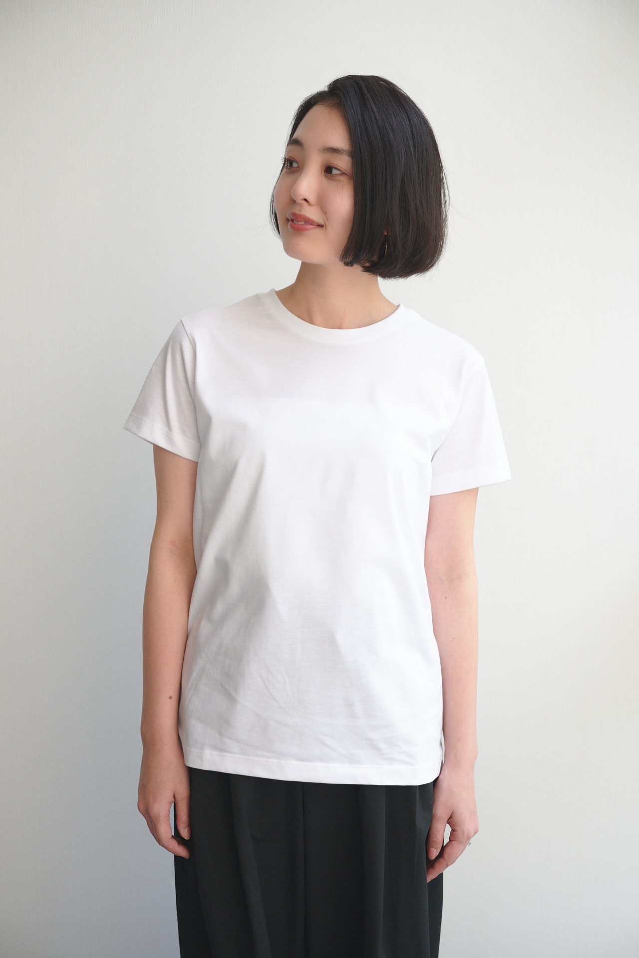 無印良品 天竺編み クルーネック半袖Tシャツを着用