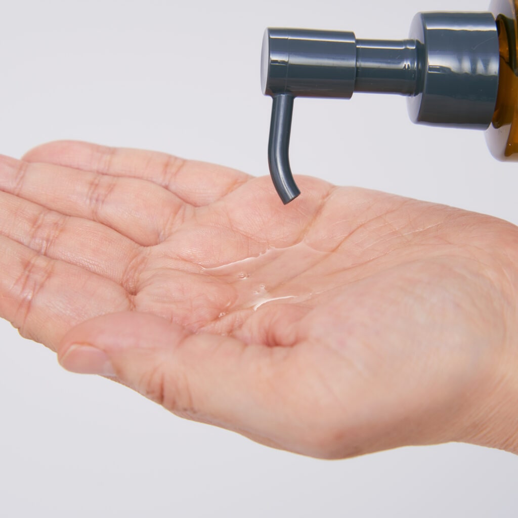 使用量の目安は2プッシュ程度。さらっと軽いオイルで、肌に心地よくなじんでくれます。