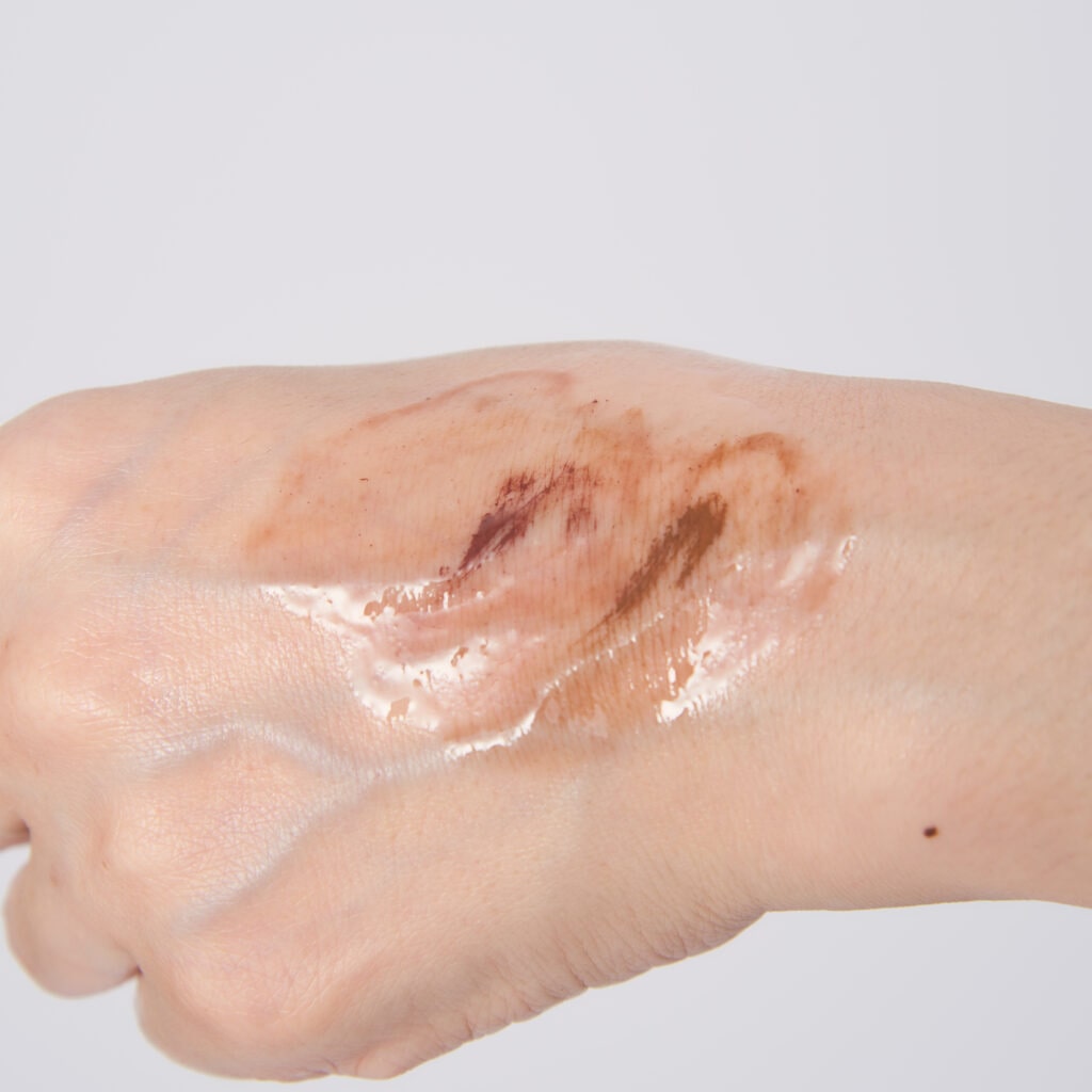 ウォータープルーフタイプのマスカラを落としてみましたが、こすらなくても汚れが浮いてきて、指でくるくるマッサージしてから洗い流すと、するんときれいに！