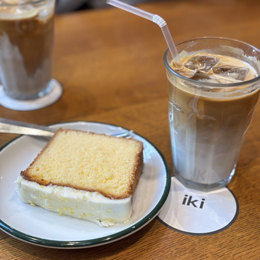 清澄白河「iki Roastery & Eatery」レモンケーキとアイスカフェラテ