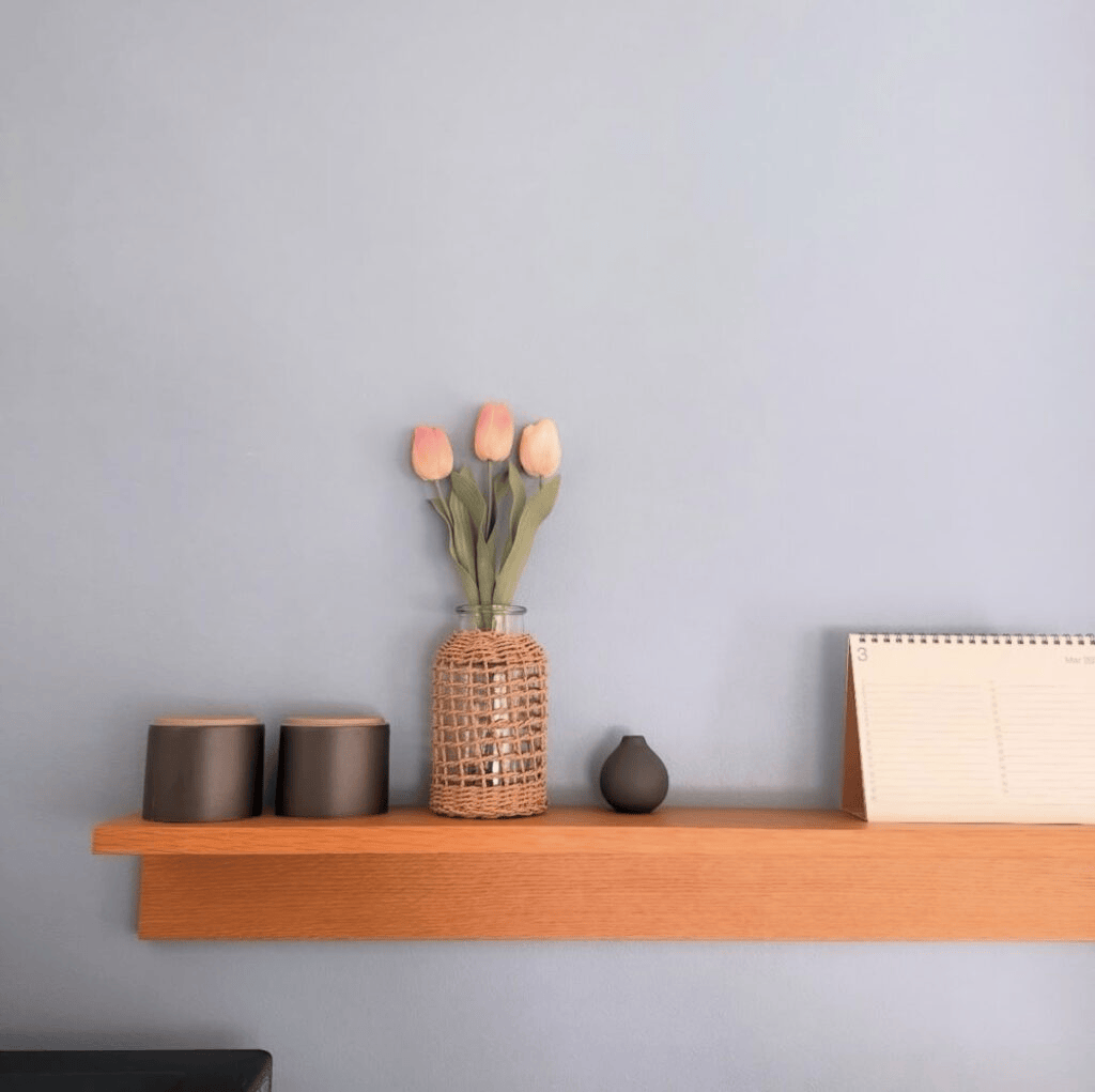 スタンダードプロダクツ「フラワーベース」棚に飾ったところ
