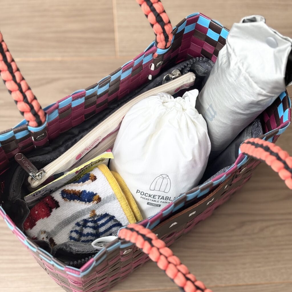 ユニクロ　ポケッタブルUVパーカ