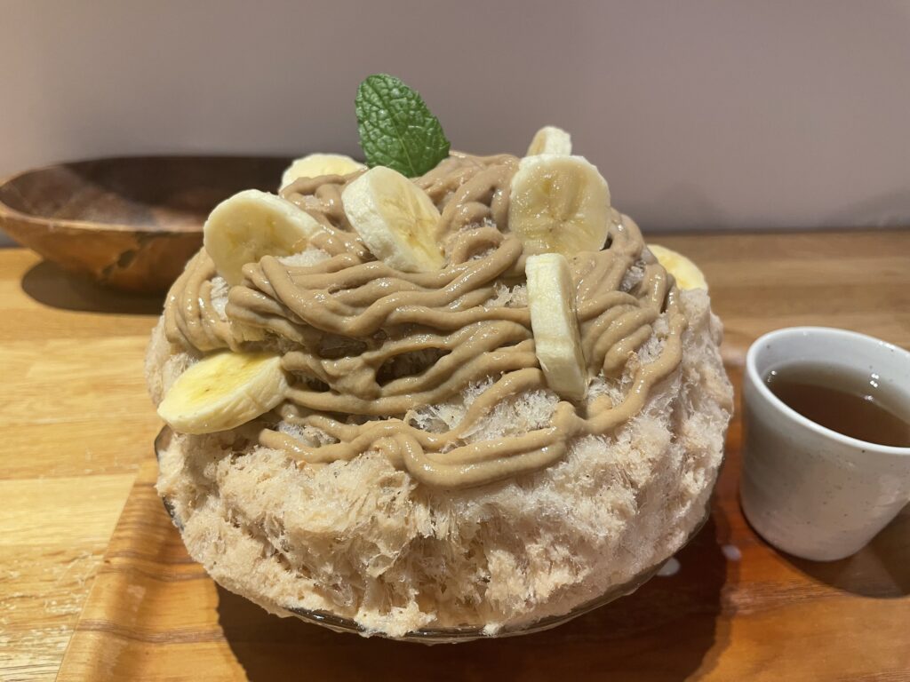 カフェクノップゥのかき氷、バナナアールグレー。2025年5月撮影。