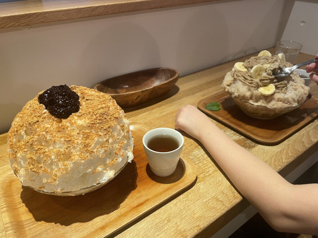 カフェクノップゥのかき氷。左側は黒米きなこ、右はバナナアールグレー。