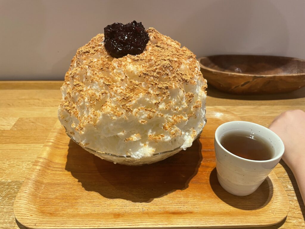 カフェクノップゥのかき氷。黒米きなこ。2025年5月撮影。カウンター席。