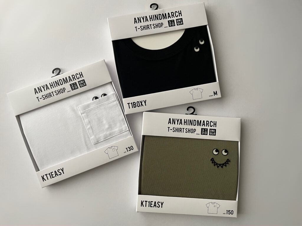 2025年5月23日(金)発売のユニクロ×アニヤ・ハインドマーチのコラボTシャツ3点、ボクシーTとクルーネックTのパッケージ写真。