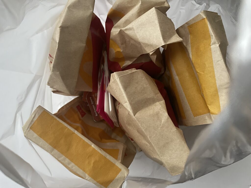 チキンマックナゲット®ハッピーセット®を3セットと、シャカチキ（チェダーチーズ）をテイクアウトした時の写真。