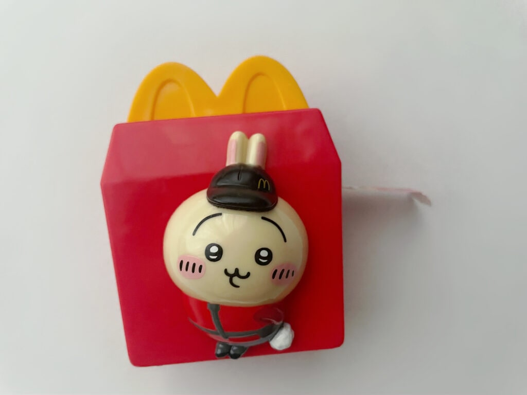 マクドナルド×ちいかわコラボ第2弾のアイテムの一つ、うさぎのシールディスペンサー。横から撮った写真