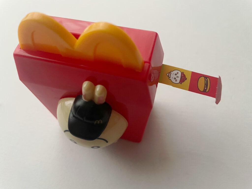 マクドナルド×ちいかわコラボ第2弾のアイテムの一つ、うさぎのシールディスペンサー。上から撮った写真