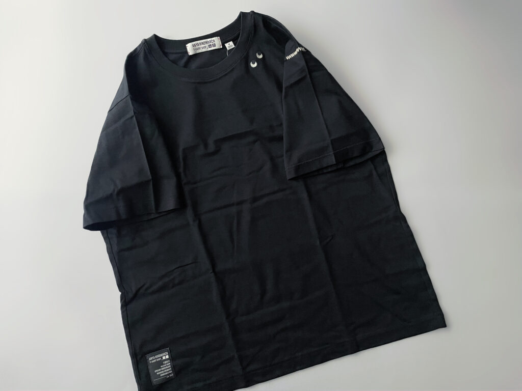 ユニクロ×アニヤ・ハインドマーチのコラボのTシャツ、T1BOXY/ボクシーTのMサイズ、BLACKのフラットレイ画像。