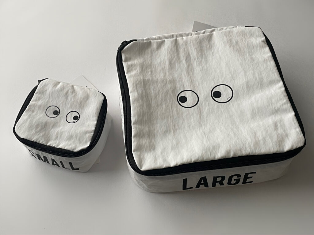 ユニクロ×アニヤ・ハインドマーチのコラボのスクエアポーチ、大小を横に並べてサイズ比較した画像。