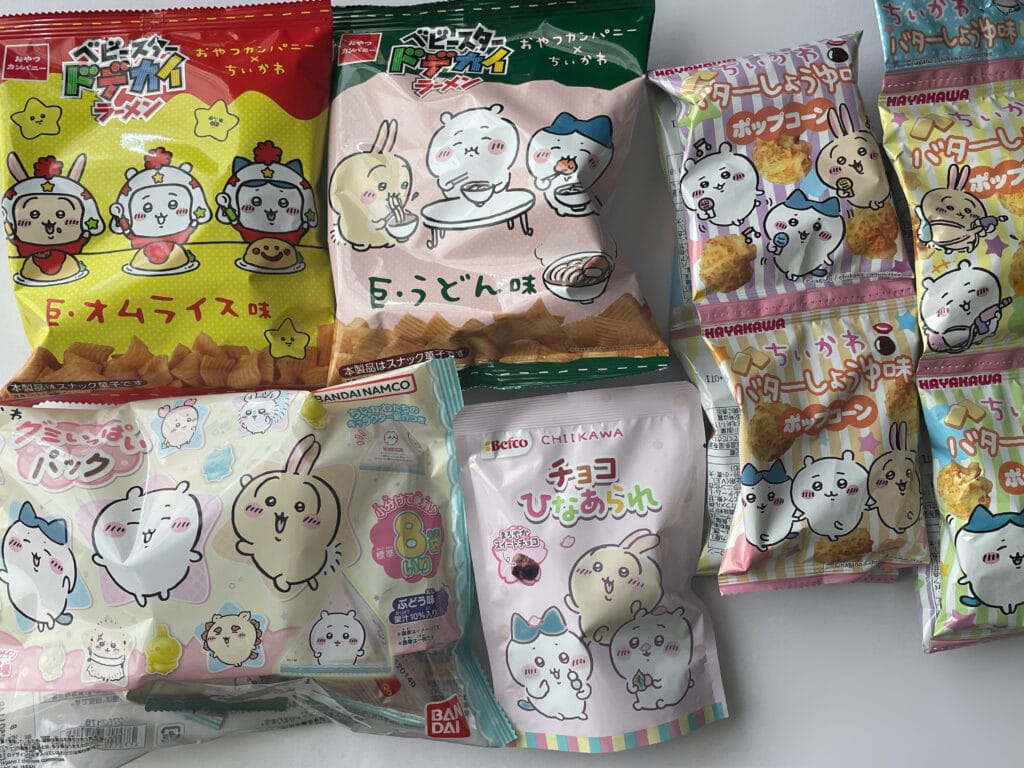 ちいかわ×ベビースタードデカイラーメン、ちいかわのポップコーンバターしょうゆ、ちいかわ×チョコひなあられ、ちいかわ×グミいっぱいパックなどのお菓子が並んでいる。